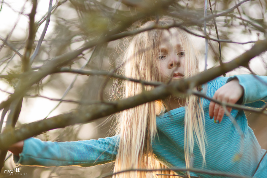 Corvallis Children's Photography - climbing a tree