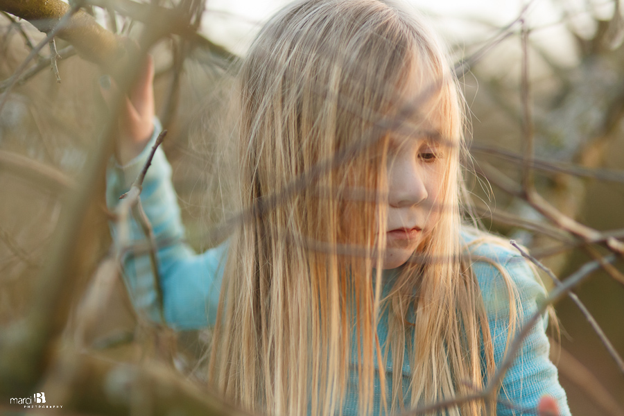 Corvallis Children's Photography - climbing a tree