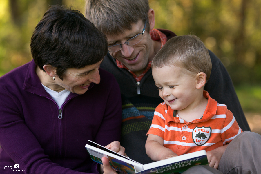 Corvallis Photographer - family - reading a book - Starker Arts Park