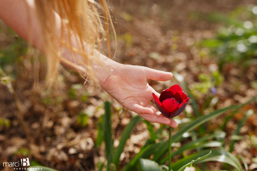 Lifestyle photography - child - tulip