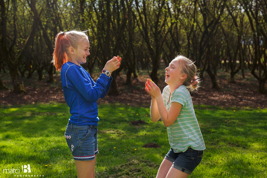 Lifestyle photography - children - blowing a blade of grass