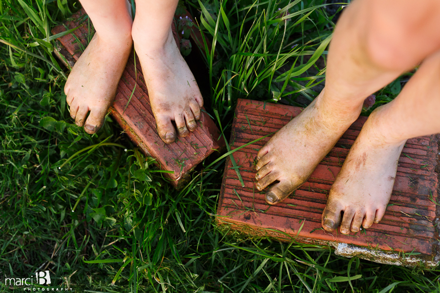 Lifestyle photography - children - dirty feet