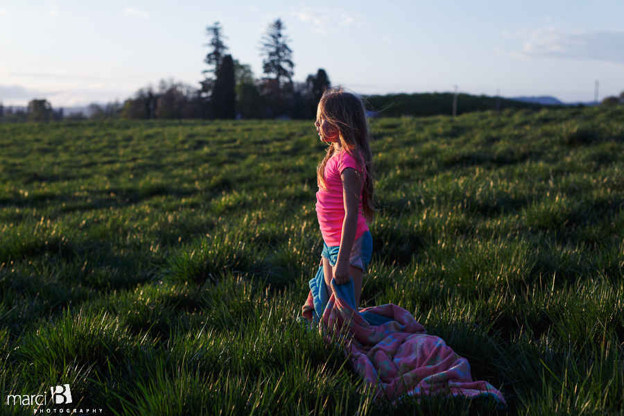 Lifestyle photography - child - wind blowing