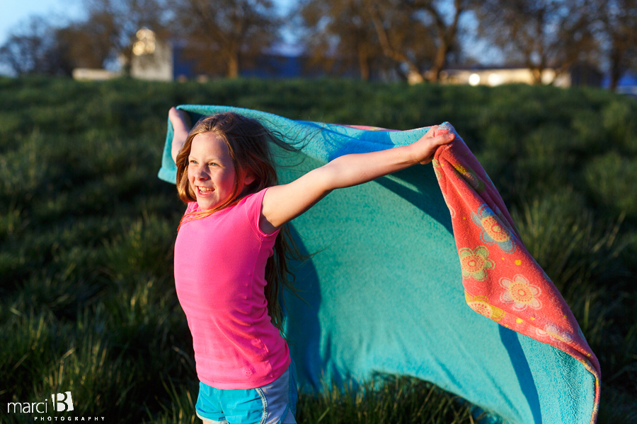 Lifestyle photography - child - wind blowing