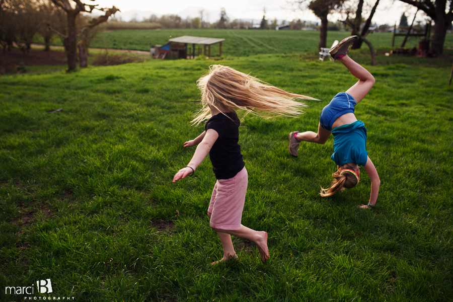 Lifestyle photography - kids - twirling