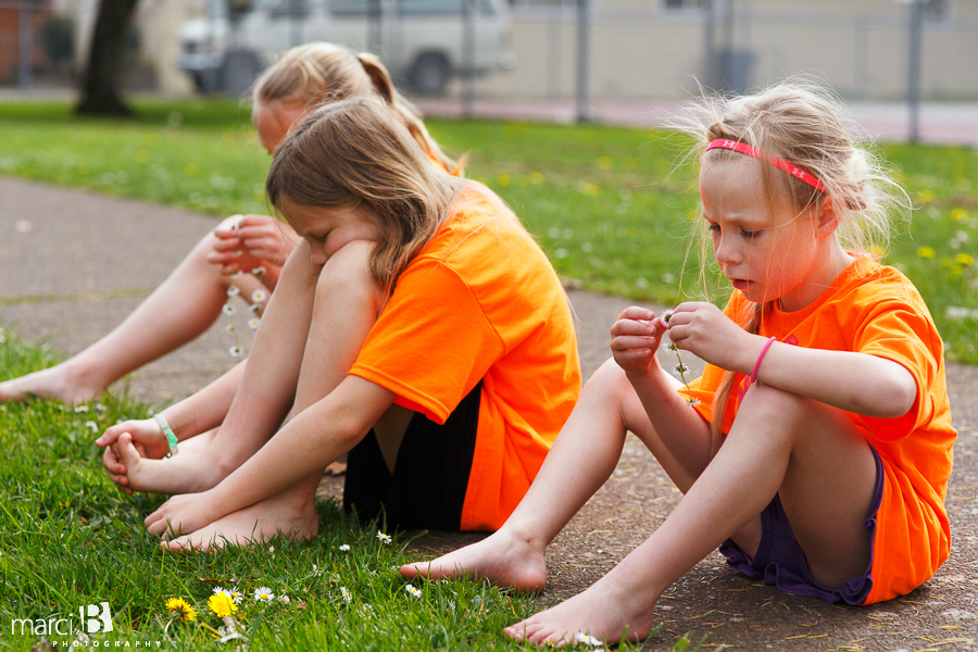 Lifestyle photography - kids -  daisy chains