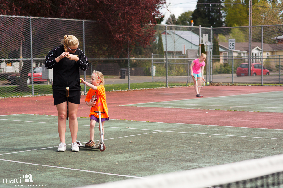 Lifestyle photography - kids -  little sister - helper