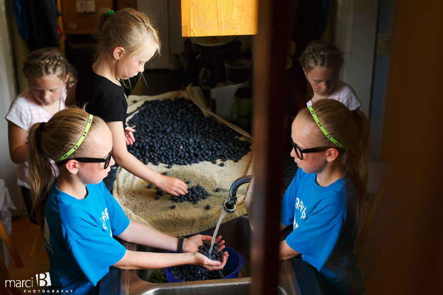 Lifestyle photographer - blueberry picking - girl