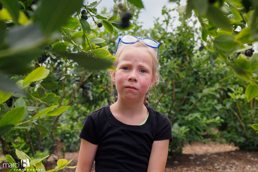 Lifestyle photographer - blueberry picking - girl