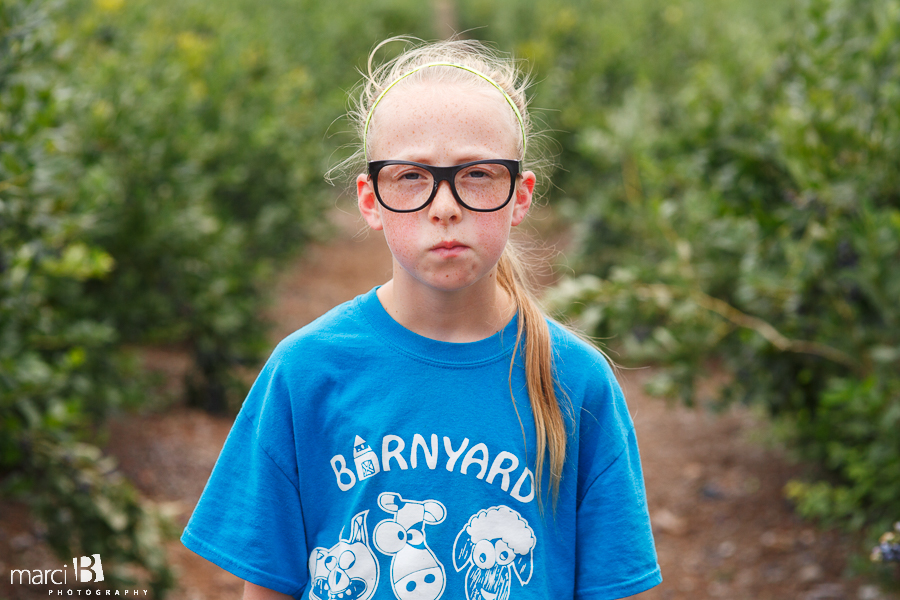 Lifestyle photographer - blueberry picking - girl