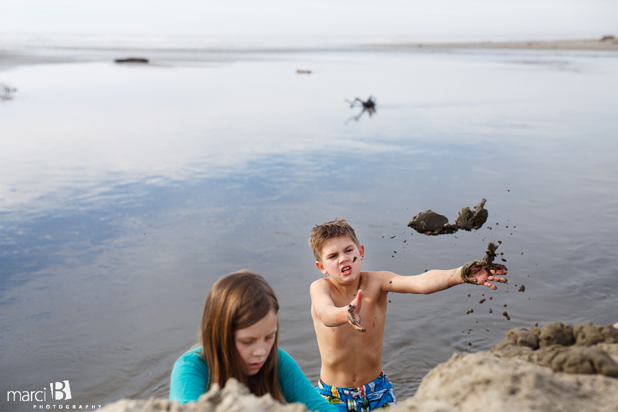 Oregon coast - kids at the beach