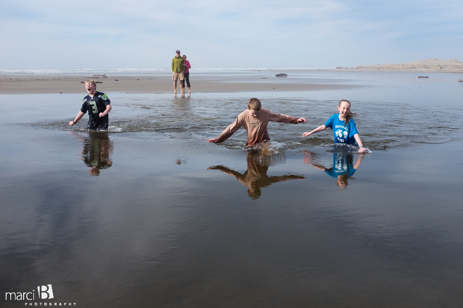 Oregon coast - kids at the beach