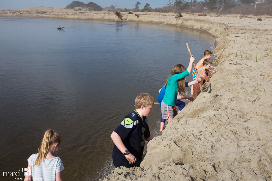 Oregon coast - kids at the beach