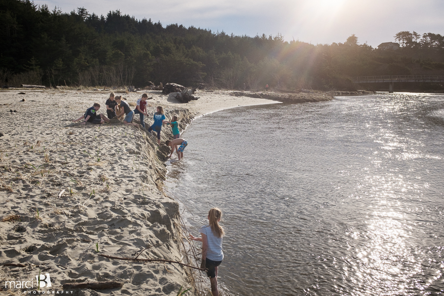 Oregon coast - kids at the beach