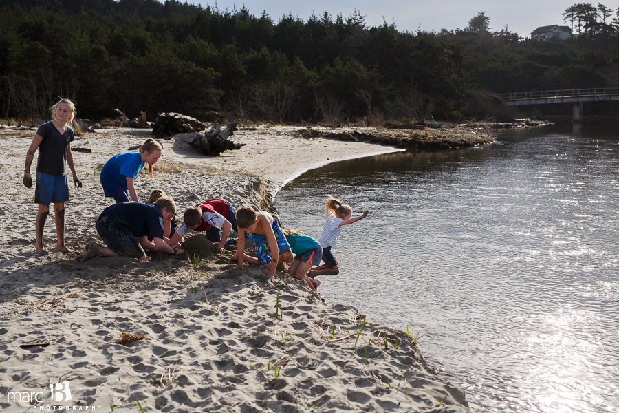 Oregon coast - kids at the beach