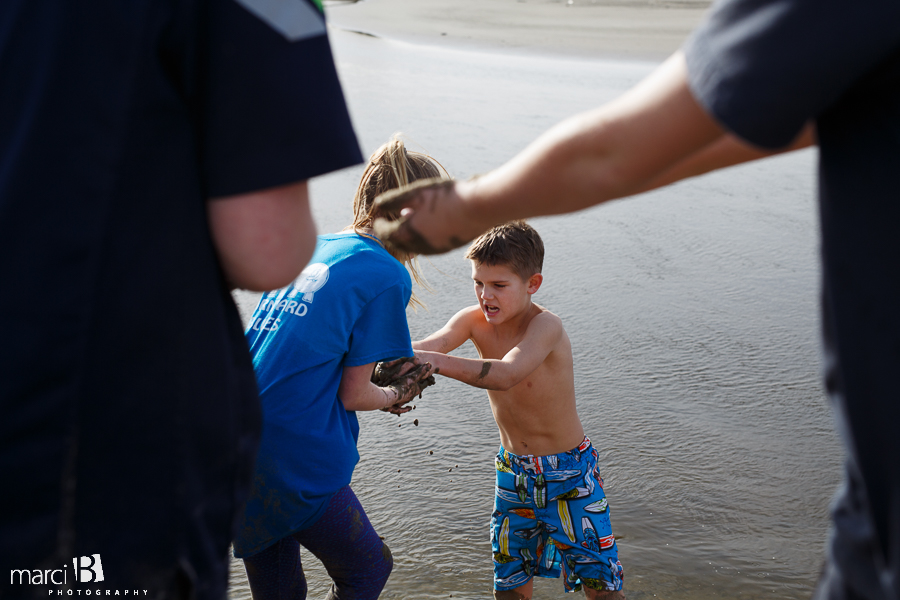 Oregon coast - kids at the beach - working together